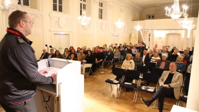 Stadtbrandrat Steffen Beck hielt eine Ansprache an die Inhaber der Ehrenamtskarte. (Foto: Alexander Biernoth)