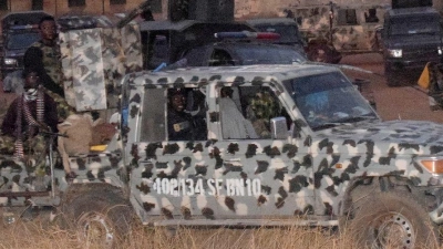 Fahrzeuge der nigerianischen Armee in einem Gebiet, in dem bewaffnete Männer Medienberichten zufolge Dutzende Schulkinder entführt haben. (Foto: AP/dpa)