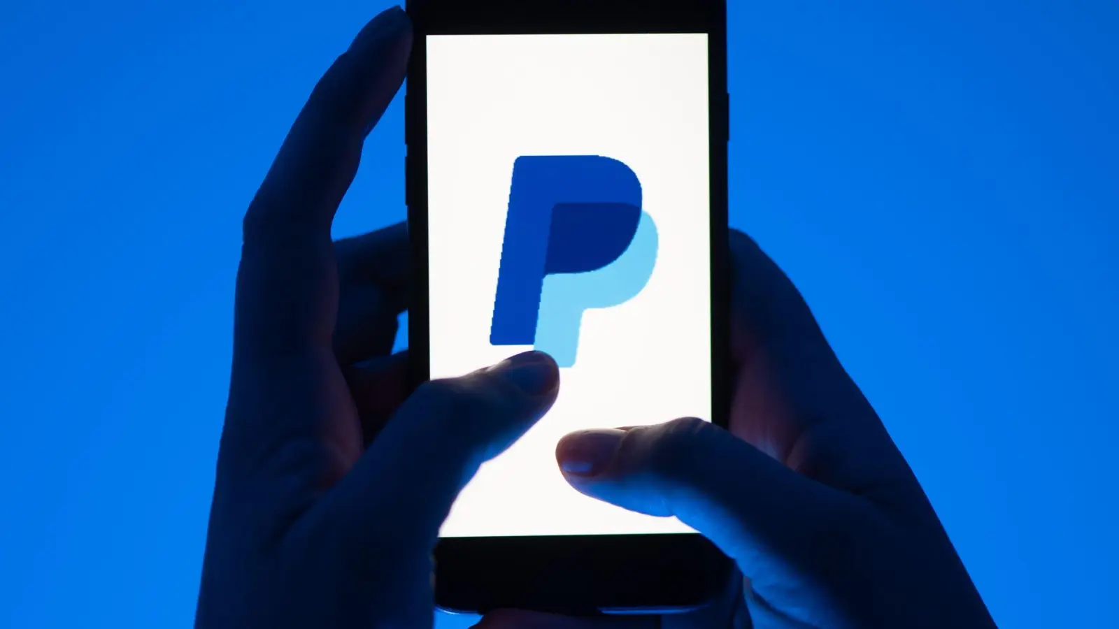 Täuschend echt, aber gefährlich: Phishing-Mails im Namen von Paypal sorgen mit angeblichen Sicherheitswarnungen für Verunsicherung. (Foto: Sebastian Kahnert/dpa)