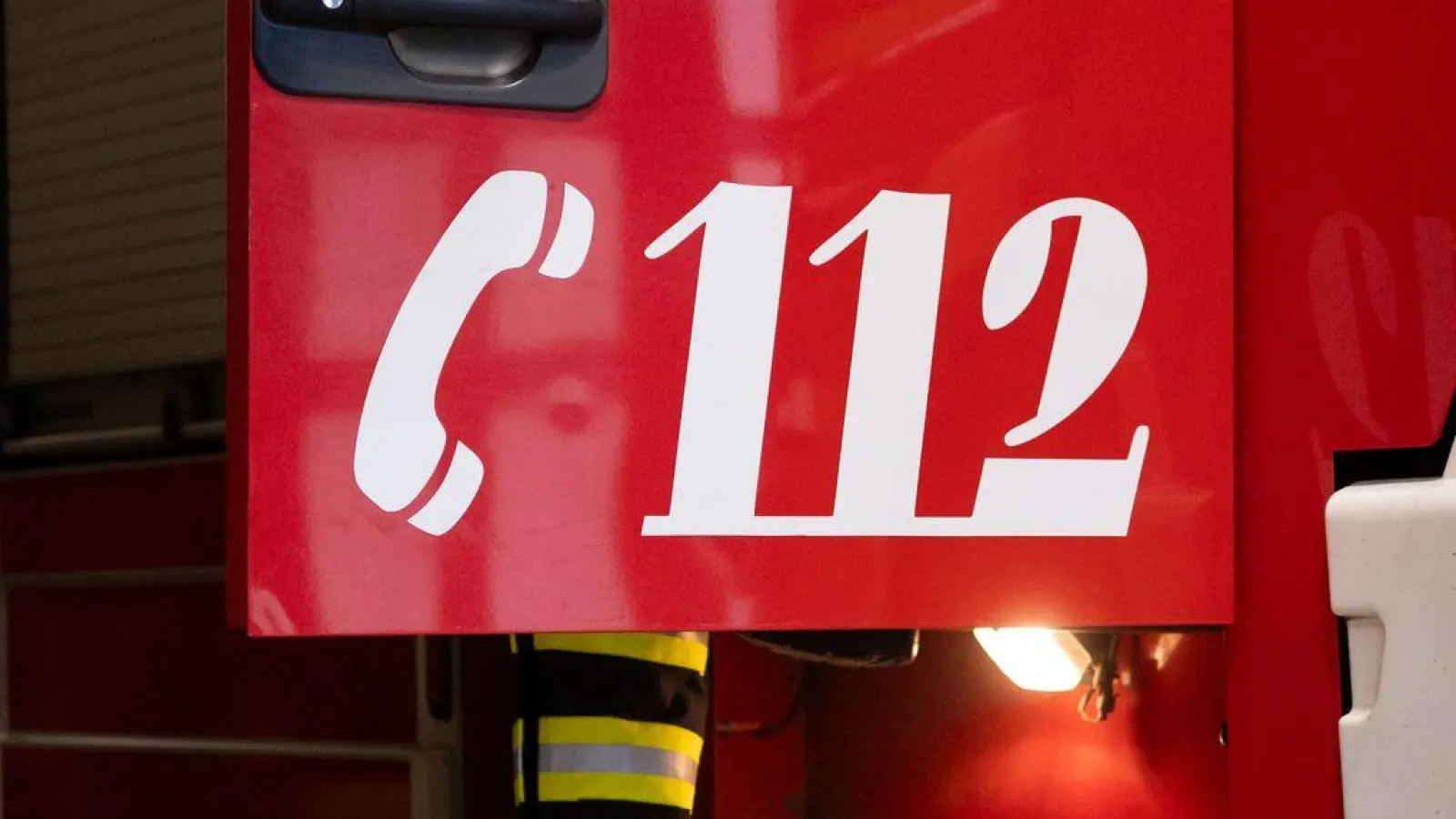 Einsatzkräfte von Feuerwehr, Rettungsdienst und Polizei rückten am Nachmittag zu einem Brand in Regensburg aus. (Symbolbild) (Foto: Niklas Treppner/dpa)