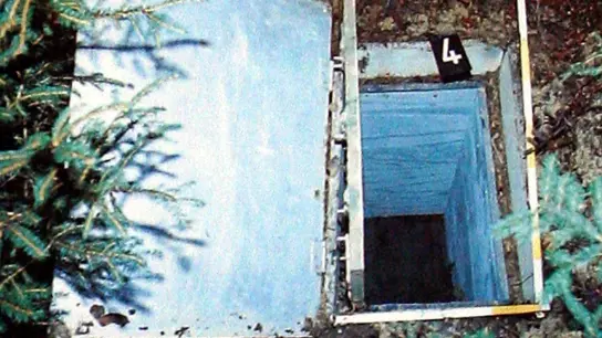 Eine Reproduktion zeigt die Kiste, in der 1981 das zehnjährige Entführungsopfer Ursula Herrmann qualvoll erstickte (Archivbild). (Foto: Karl-Josef Hildenbrand/dpa)