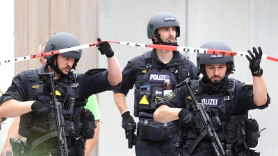 Polizisten auf dem Schulgelände. (Foto: Karl-Josef Hildenbrand/dpa)