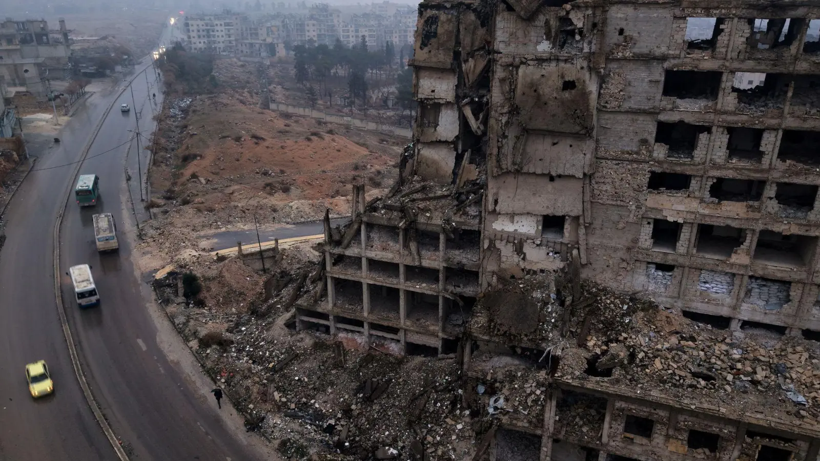 Während die Kriegsspuren in einigen Regionen Syriens kaum zu sehen sind, ist die Zerstörung andernorts immer noch groß. (Archivfoto) (Foto: Omar Albam/AP/dpa)