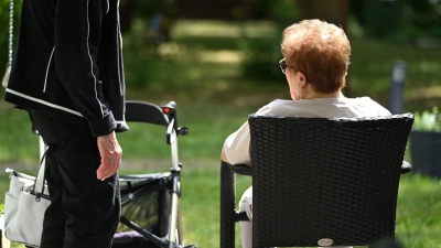 Das Kabinett beschloss die umstrittene Pflegereform. (Symbolbild) (Foto: Elisa Schu/dpa)