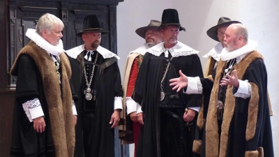 Dr. Burkhard Kallert (ganz links) als Festspielbürgermeister Leonhard Wigerlein im Ringen um die beste Lösung für Dinkelsbühl. (Archivbild: Jürgen Binder)