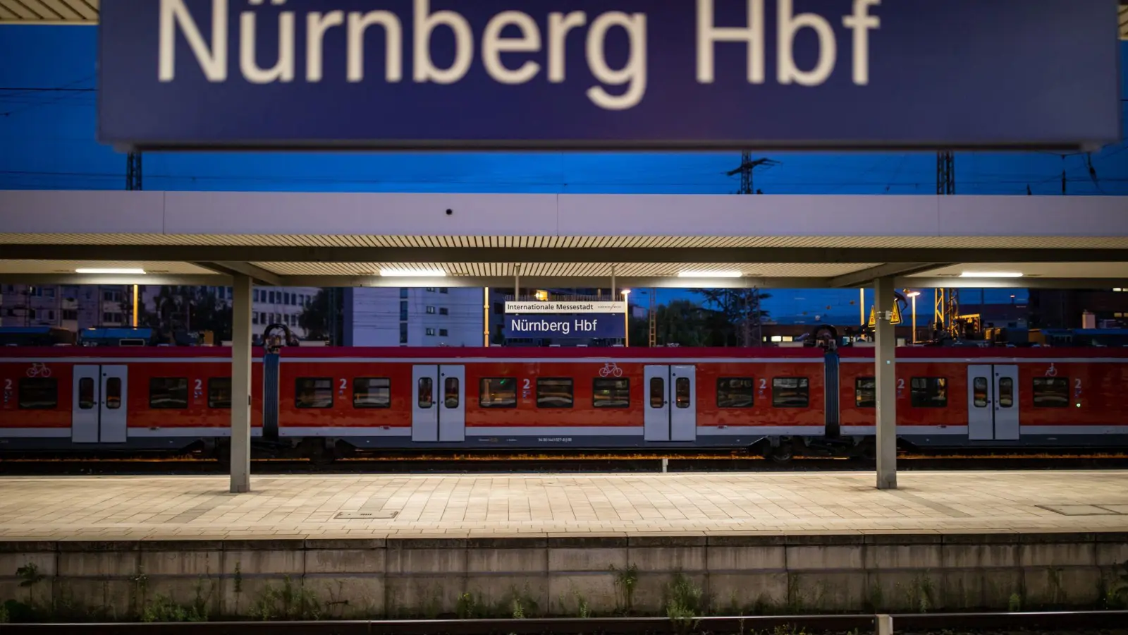 Der Brand eines Triebwagens sorgte für die Sperrung des Nürnberger Hauptbahnhofs. (Archivbild) (Foto: Daniel Karmann/dpa)