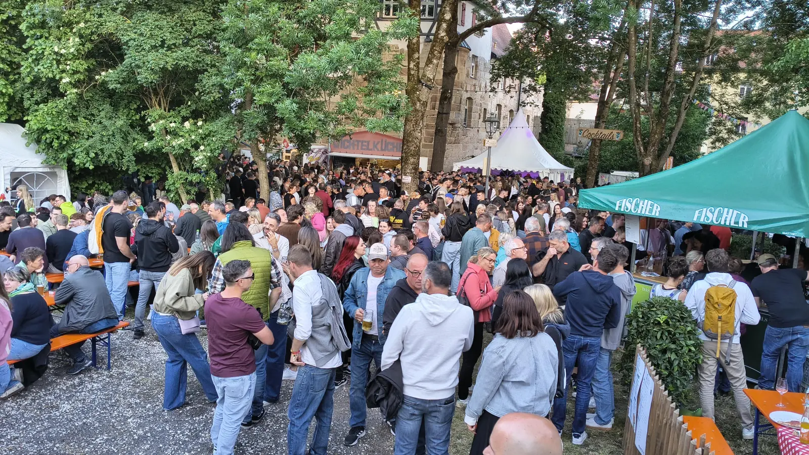 Der idyllische Ziegenwiesen-Platz hat sich beim Altstadtfest bestens etabliert. Die Menschen genossen die lauschige Atmosphäre. Im kommenden Jahr wird das Gelände aber sicher nicht in der Stadtfest-Übersicht auftauchen. (Foto: Robert Maurer)