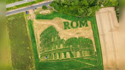 Das traditionelle Uttinger Feld-Labyrinth zeigt dieses Jahr das Kolosseum in Rom.  (Foto: Peter Kneffel/dpa)