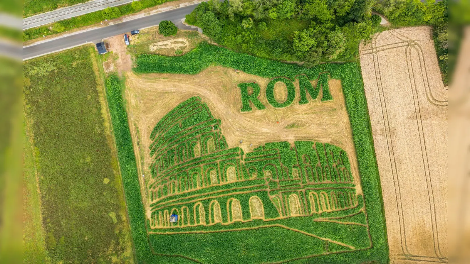 Das traditionelle Uttinger Feld-Labyrinth zeigt dieses Jahr das Kolosseum in Rom.  (Foto: Peter Kneffel/dpa)