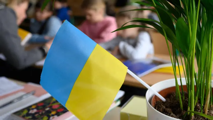 Grundschüler aus der Ukraine sitzen in einem Klassenzimmer in Dresden. (Foto: Robert Michael/dpa)