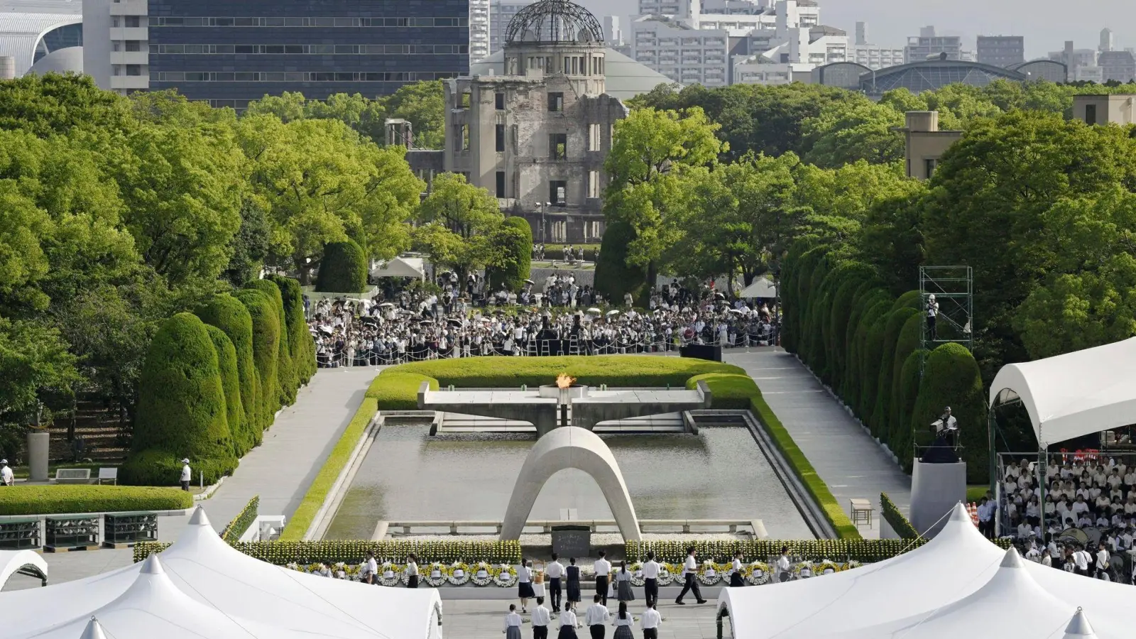 In der japanischen Stadt Hiroshima wurde der Opfer des Atombombenabwurfs vor 80 Jahren gedacht.  (Foto: Uncredited/Kyodo News/AP/dpa)