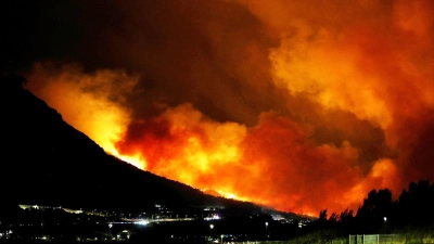 An der kroatischen Adriaküste südlich von Split hat ein heftiger Waldbrand Häuser und Autos zerstört. (Foto: Jakov Prkic/AP/dpa)