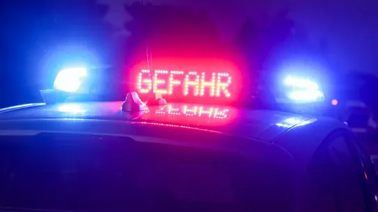 Der Hinweis „Gefahr“ leuchtet auf dem Dach eines Einsatzwagens der Polizei. (Foto: Jan Woitas/dpa/Symbolbild)