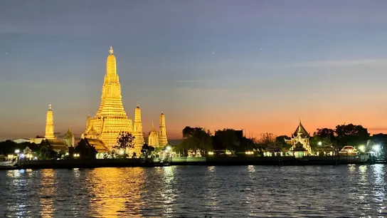 Sehenswürdigkeit wie den Wat Arun (Tempel der Morgenröte) zu besuchen, ist in den kühlen Abendstunden am angenehmsten. Der Gouverneur von Bangkok will die Öffnungszeiten nun verlängern. (Foto: Carola Frentzen/dpa)