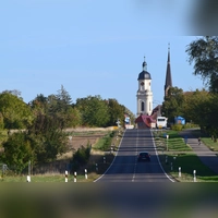 Die Perspektive auf Uffenheim, von Gollhofen kommend, ist nach Ansicht der Fraktion der Bürgerliste ein „Postkartenmotiv”. Links soll ein Lidl-Markt entstehen. Der soll so „begrünt“ werden, dass es das Motiv möglichst wenig beeinträchtigt. (Foto: Gerhard Krämer)