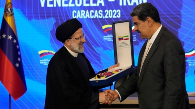 Irans Präsident Ebrahim Raisi (l) gibt Venezuelas Staatsoberhaupt Nicolas Maduro (r) die Hand, als er den Orden „Libertador y Libertadora de Primera Clase” entgegennimmt. (Foto: Ariana Cubillos/AP)