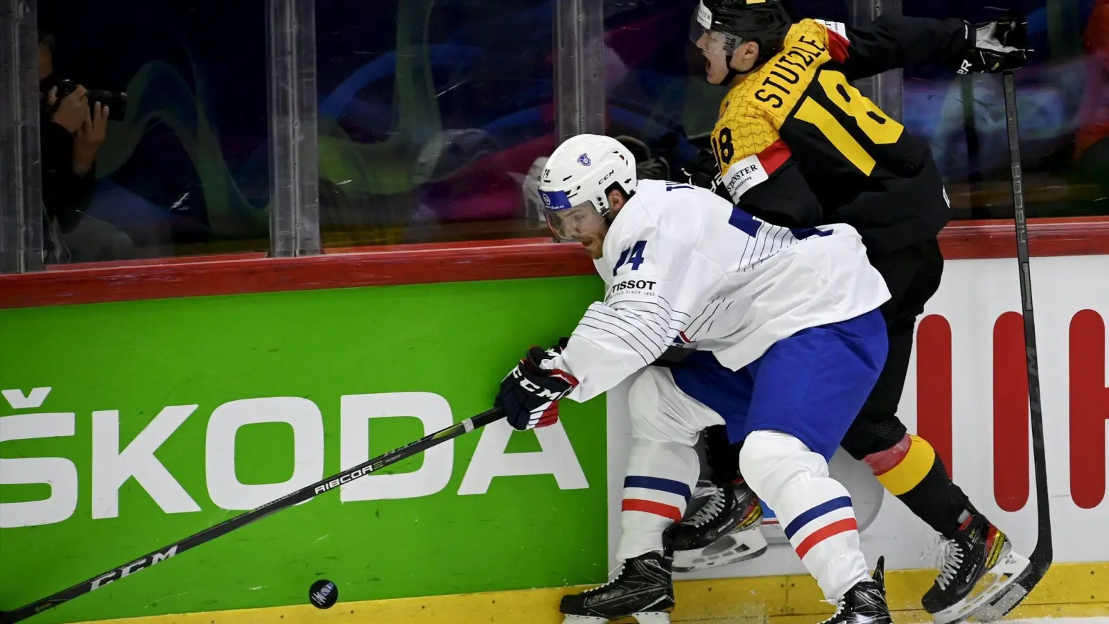 NHL-Profi Tim Stützle (r) verletzte sich gegen Frankreich. (Foto: Antti Aimo-Koivisto/Lehtikuva/dpa)