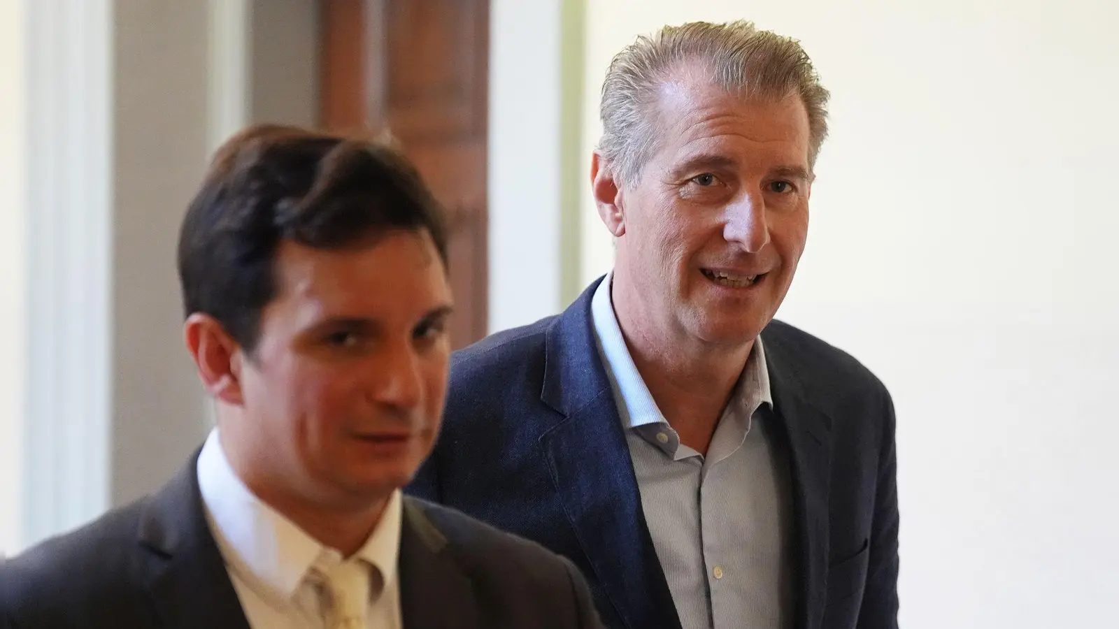 Hensel berichtete (r.) im Gericht über den jahrelangen Sorgerechtsstreit mit seiner Ex-Frau. (Foto: Marcus Brandt/dpa)