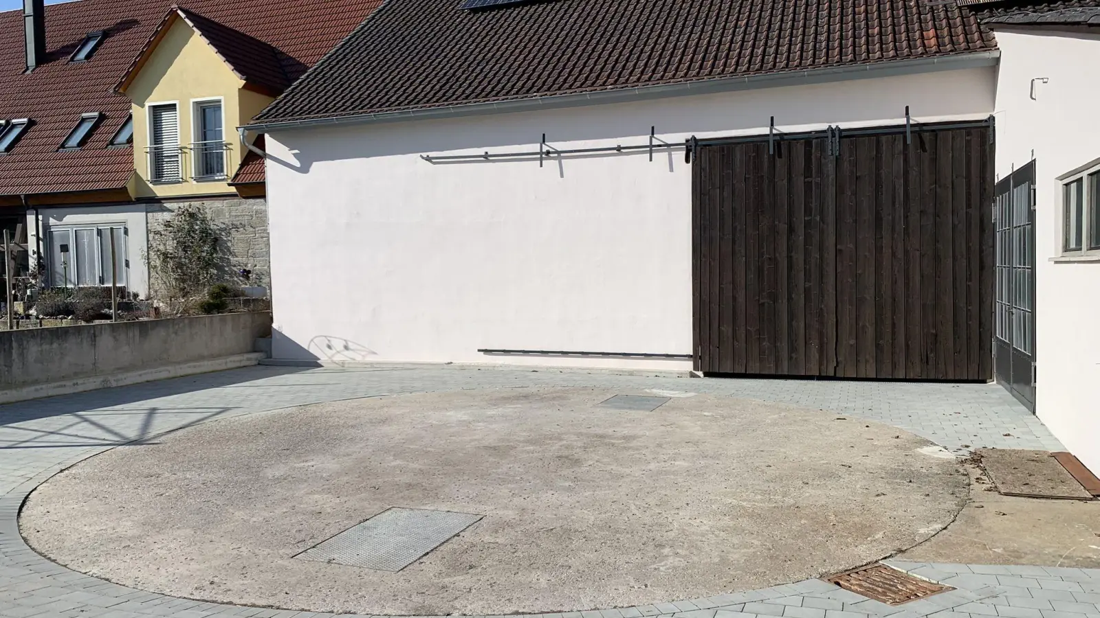 Eine von zwei ehemaligen Güllegruben, die der Weigenheimer Thomas May für die Wasserrückhaltung nutzt. Aufgenommen wird Oberflächenwasser und das Wasser von den Dachflächen. 150.000 Liter fasst die Grube – verwendet wird das gesammelte Nass laut Thomas May für Toilettenspülungen aber auch für die Bewässerung von Streuobstwiesen und im Notfall für die Feuerwehr. (Foto: Thomas May)