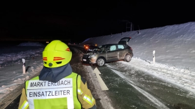 Massiv demoliert wurde das Auto eines 20-Jährigen, der unweit des Markt Erlbacher Teilortes Eschenbach ins Schleudern geraten und mit dem Gegenverkehr kollidiert war. (Foto: Rainer Weiskirchen)