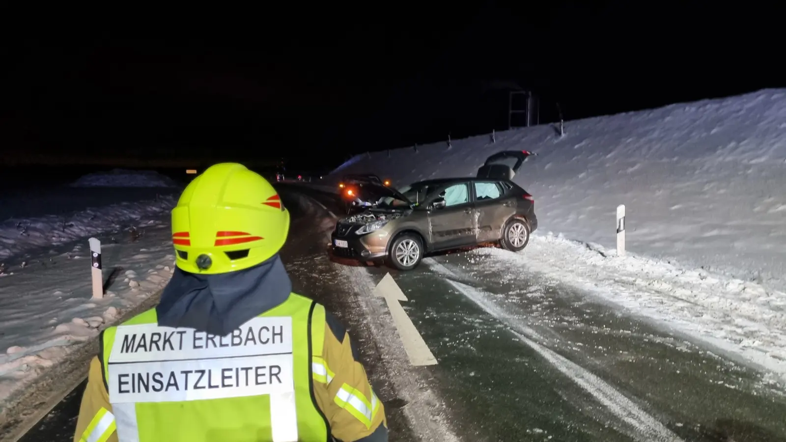 Massiv demoliert wurde das Auto eines 20-Jährigen, der unweit des Markt Erlbacher Teilortes Eschenbach ins Schleudern geraten und mit dem Gegenverkehr kollidiert war. (Foto: Rainer Weiskirchen)