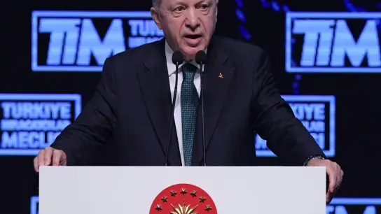 Der türkische Präsident Recep Tayyip Erdogan spricht bei einer Preisverleihung der Türkischen Exporteursversammlung. (Foto: Shadati/XinHua/dpa)