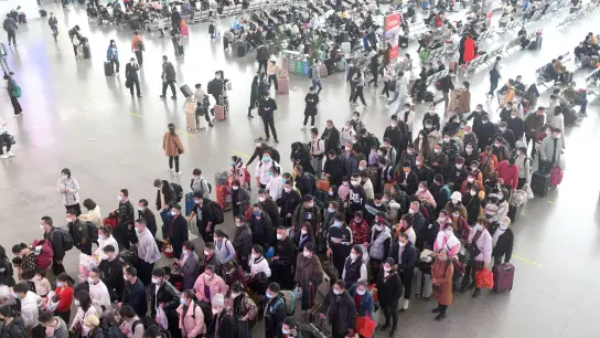 Zahlreiche Fahrgäste stehen in einem Bahnhof in der südchinesischen Provinz Guangdong Schlange. (Foto: Lu Hanxin/XinHua/dpa)