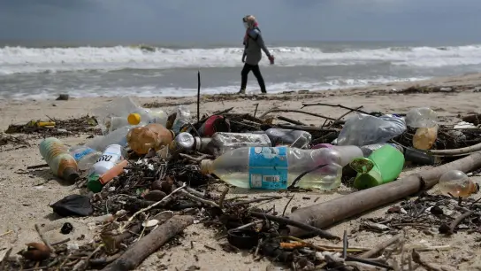 Der Planet droht am Plastikmüll zu ersticken, warnen Experten. Eine globales Abkommen soll jetzt dem Kunststoff an den Kragen. (Foto: Mohd Khairul Fikiri Osman/BERNAMA/dpa)