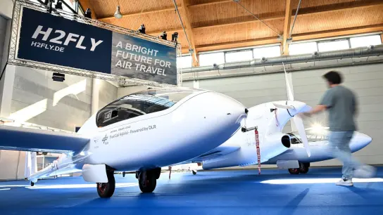 Die HY4 ist das erste viersitzige Passagierflugzeug, das als Elektroflugzeug ausschließlich mit einem Brennstoffzellen- und Batteriesystem angetrieben wird. (Foto: Felix Kästle/dpa)