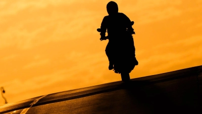 Ein verurteilter Mörder ist bei einem begleiteten Freigang mit einem Motorrad geflohen. (Symbolbild) (Foto: Julian Stratenschulte/dpa)
