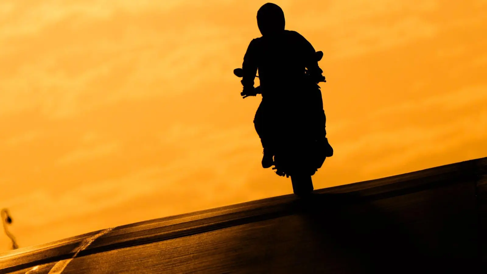 Ein verurteilter Mörder ist bei einem begleiteten Freigang mit einem Motorrad geflohen. (Symbolbild) (Foto: Julian Stratenschulte/dpa)