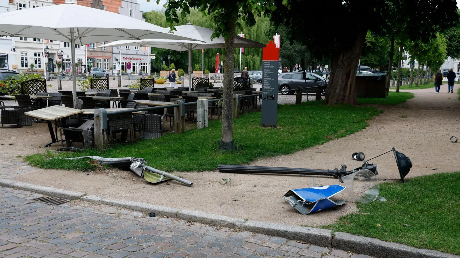 Ein Autofahrer hat in Nordfriesland auf einem Marktplatz die Kontrolle über seinen Wagen verloren. (Foto: Georg Wendt/dpa)
