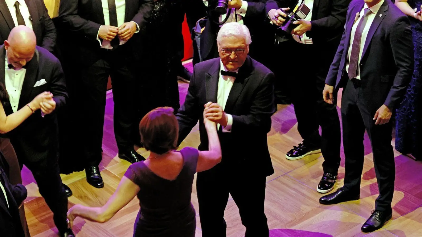 In Berlin wird der 71. Bundespresseball mit zahlreichen Prominenten gefeiert: Bundespräsident Frank-Walter Steinmeier tanzt mit seiner Frau Elke Büdenbender den Eröffnungswalzer. (Foto: Carsten Koall/dpa)