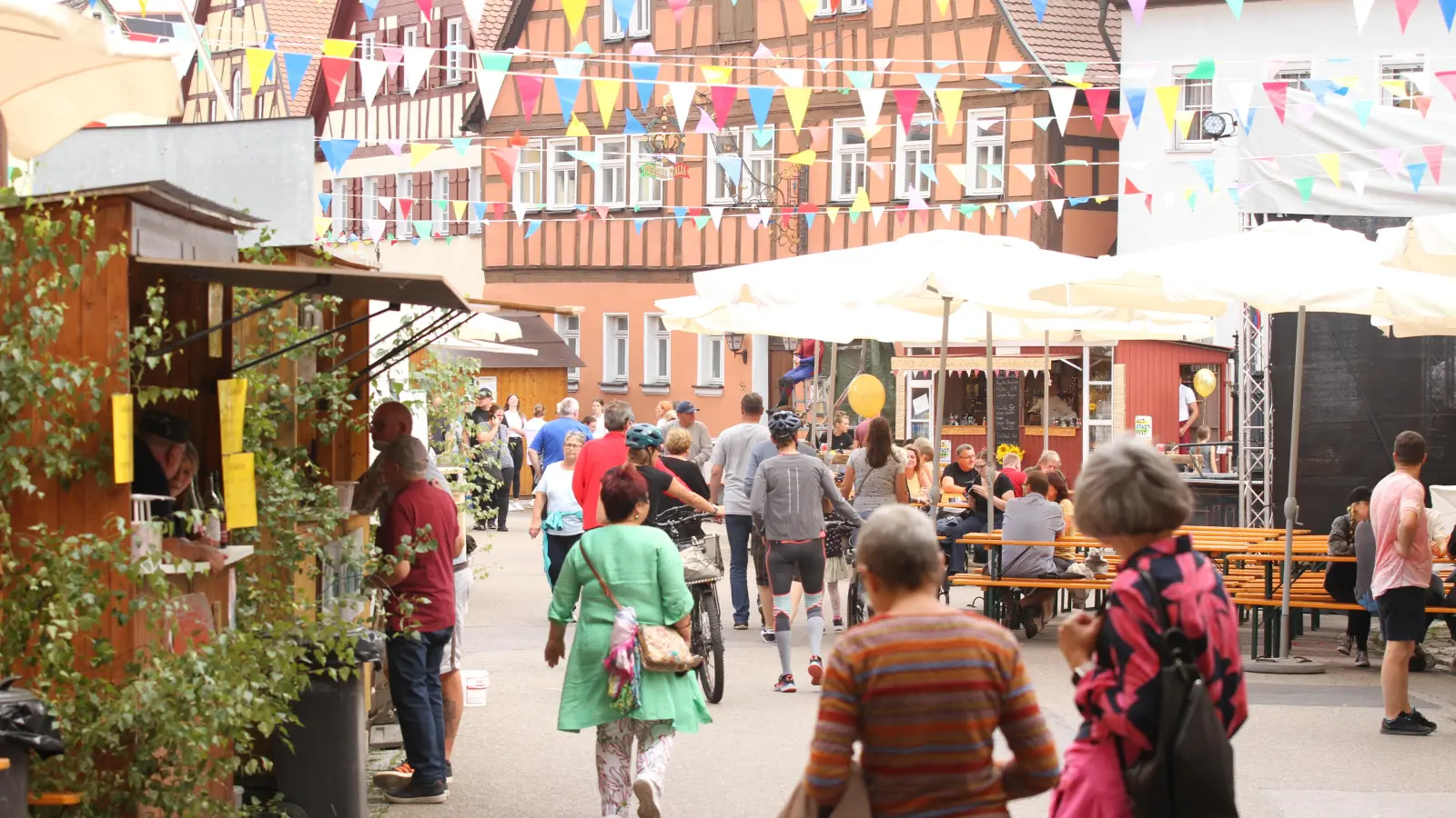 Bunt geschmückte Straßen und gute gelauntes Publikum: Zum Altstadtfest 2023 zeigt sich Leutershausen von seiner prächtigen Seite. (Foto: Tizian Gerbing)