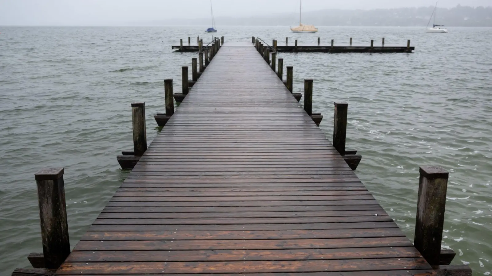 Ein herrenloser Koffer am Starnberger See sorgt für Aufregung. (Symbolbild) (Foto: Sven Hoppe/dpa)