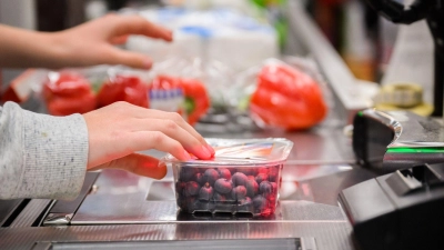 Versteckte Preiserhöhungen im Supermarkt sind nicht selten - Verbraucher stören sich daran. (Foto: Julian Stratenschulte/dpa)