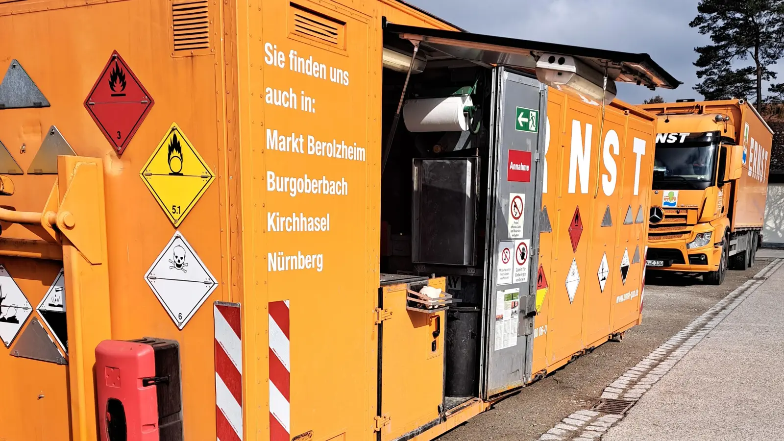 Die Problemabfallsammlung ist als Einbahnstraße organisiert, damit es möglichst zügig und sicher abläuft. (Foto: Städtereinigung Ernst/Heike Wolf)