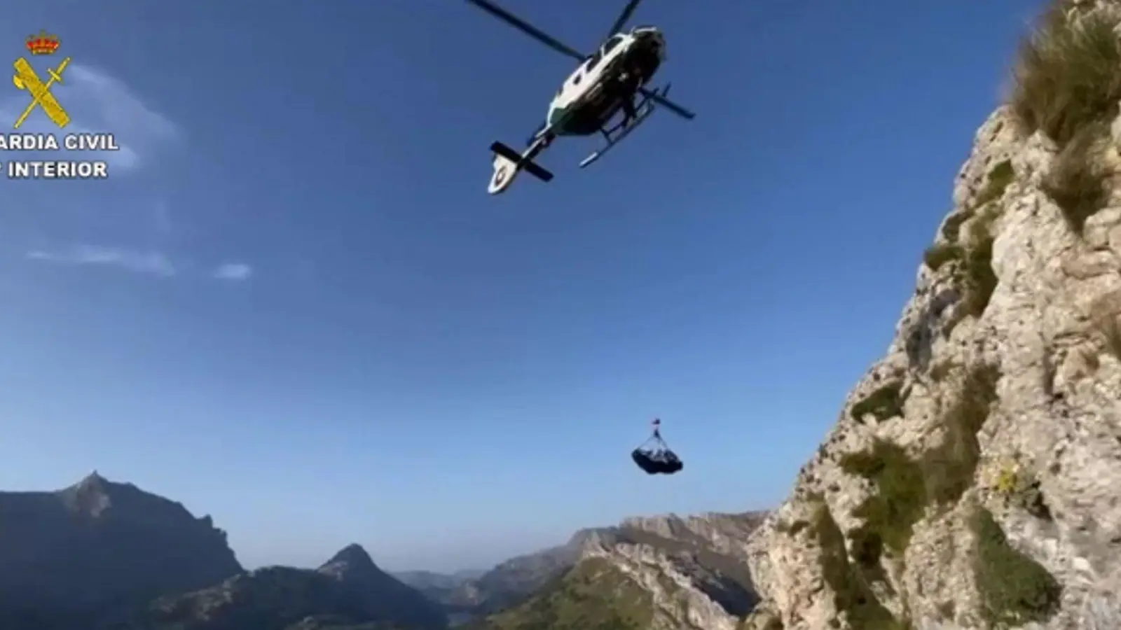 Eine beim Wandern auf Mallorca tödlich verunglückte Deutsche wird mit Hilfe eines Hubschraubers aus unwegsamem Gelände geborgen. (Foto: ---/Guardia Civil/dpa)