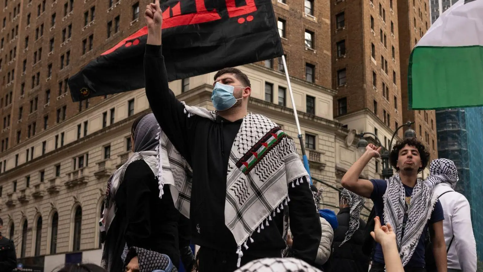 Propalästinensische Demonstranten skandieren Parolen während einer Demonstration in New York (Symbolbild). (Foto: Yuki Iwamura/FR171758 AP/AP)