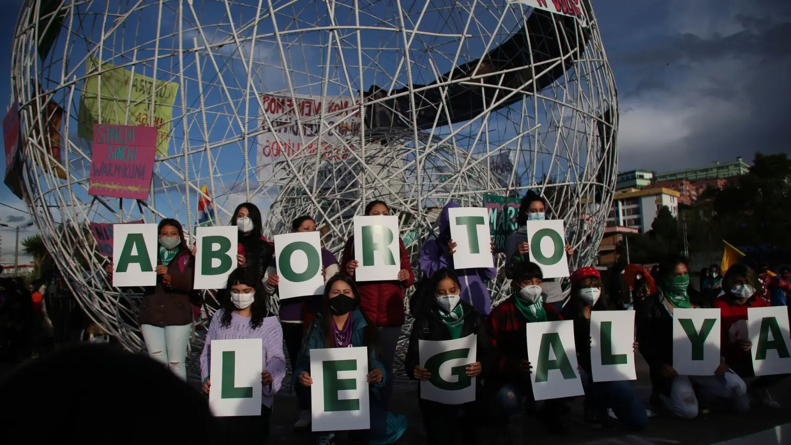 „Legal Abtreibung jetzt“: Frauen protestieren für ein Recht auf Abtreibung in Quito. (Foto: Dolores Ochoa/AP/dpa/Archiv)