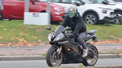 „Der blinkt, der biegt ab“: Das kann, muss aber nicht immer so sein - und kann dann für Irritationen und Unfälle sorgen. (Foto: Nico Tapia/dpa-tmn)