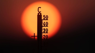 Mehrere Hitzewellen haben die Temperaturen vielerorts auf Rekordwerte getrieben. (Archivbild) (Foto: Thomas Warnack/dpa)