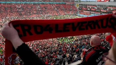 Leverkusens Fans bejubeln den Gewinn der Deutschen Meisterschaft im Stadion. (Foto: David Inderlied/dpa)