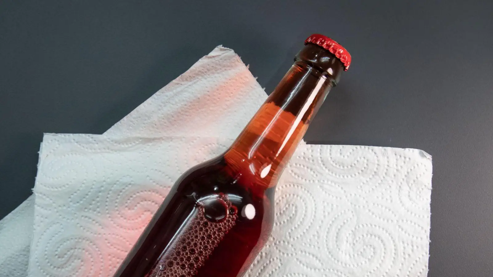 Lässt sich eine Flasche mit Hilfe von Küchenpapier in 15 Minuten herunterkühlen? (Foto: Christin Klose/dpa-tmn)