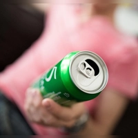 Der regelmäßige Griff zum Bier? Wer an einer Alkoholabhängigkeit leidet, benötigt in der Regel Hilfe. (Foto: Alexander Heinl/dpa-tmn)