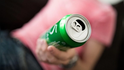 Der regelmäßige Griff zum Bier? Wer an einer Alkoholabhängigkeit leidet, benötigt in der Regel Hilfe. (Foto: Alexander Heinl/dpa-tmn)
