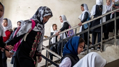 Mädchen gehen im Treppenhaus einer Schule. Angesichts des Verbots von Mädchenbildung in weiterführenden Schulen in Afghanistan vor zwei Jahren haben die Vereinten Nationen die dort regierenden Taliban dazu aufgefordert, höhere Mädchenschulen wieder zu öffnen. (Foto: Ebrahim Noroozi/AP/dpa)