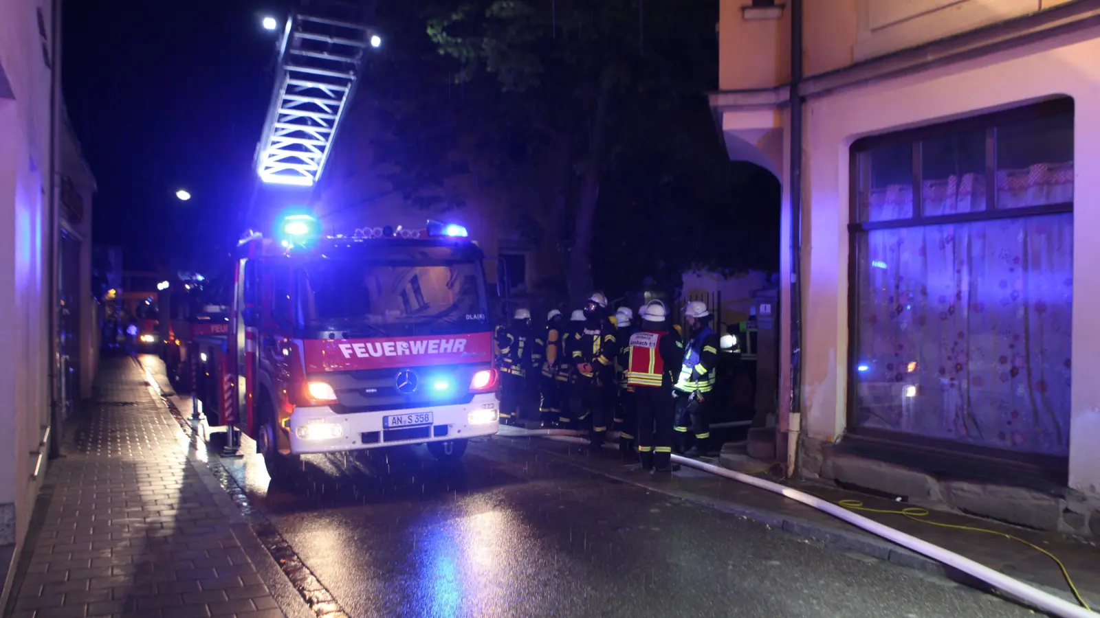 Der schnelle Einsatz der Feuerwehr verhinderte in dem Haus an der Ansbacher Turnitzstraße Schlimmeres. (Archivbild: Thomas Haag)