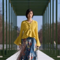 Dior präsentierte ein plüschig-gelbes Peplum-Jäckchen mit markanten Ärmeln auf dem Laufsteg in Paris. (Foto: Dior/dpa-tmn)