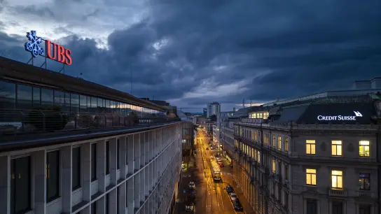 Die Hauptsitze der Schweizer Banken Credit Suisse und UBS am Paradeplatz in Zürich. (Foto: Michael Buholzer/KEYSTONE/dpa)